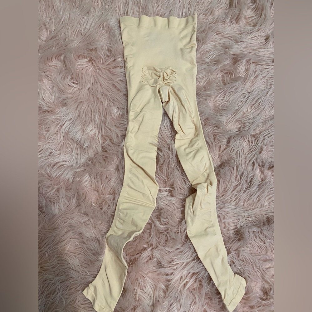 SKIMS Sculpting Legging Color is Sand.Size is S/M